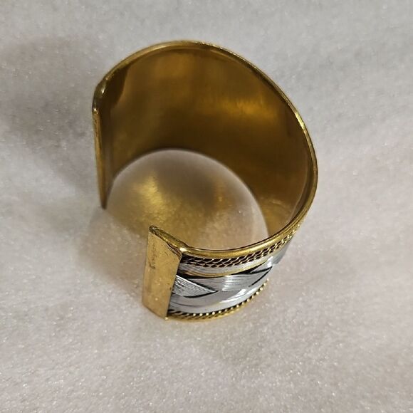 Vintage oversized cuff bracelet in two-tone metal with a braid detail. - Picture 3 of 4